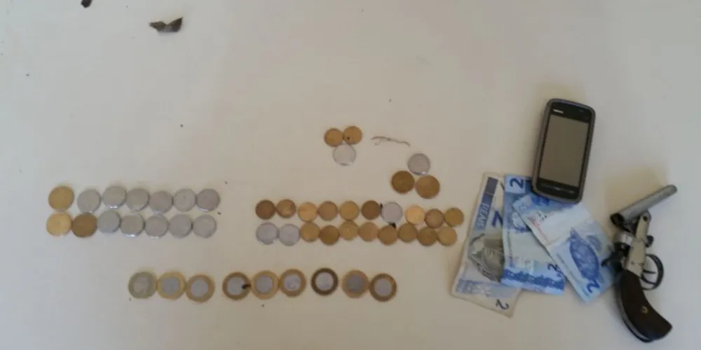 Imagem ilustrativa da imagem Patrulha Escolar prende dupla suspeita de assaltos
