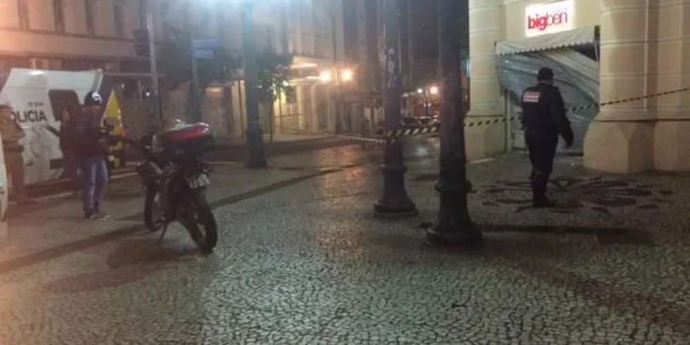 Imagem ilustrativa da imagem De ré, bandidos invadem relojoaria com carro