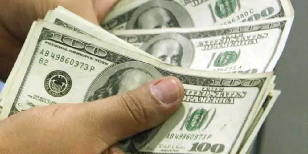 Imagem ilustrativa da imagem Dólar bate novo recorde e fecha perto de R$ 4,15
