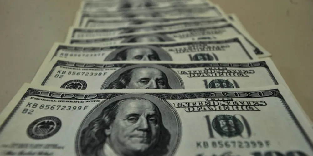 Imagem ilustrativa da imagem Dólar se aproxima de US$ 3,90 e BC anuncia intervenção