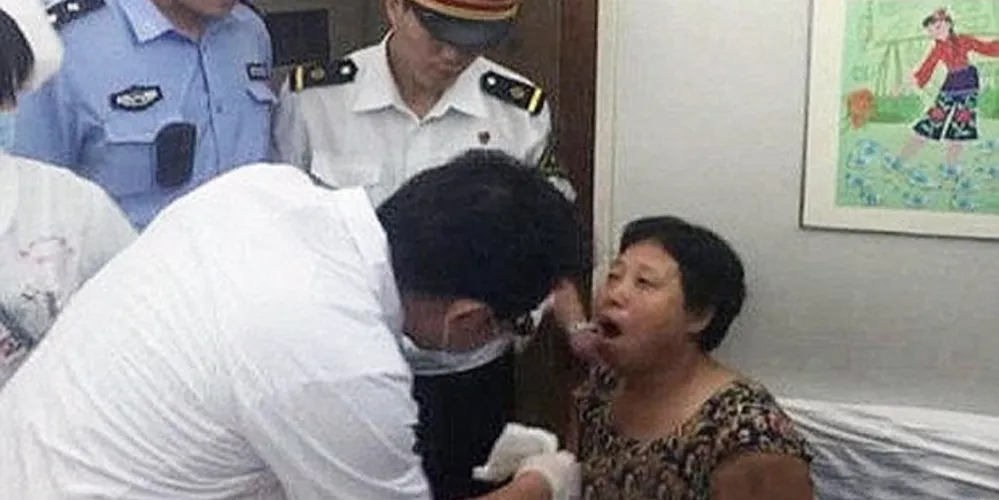 Imagem ilustrativa da imagem Mulher descola mandíbula ao gritar de emoção