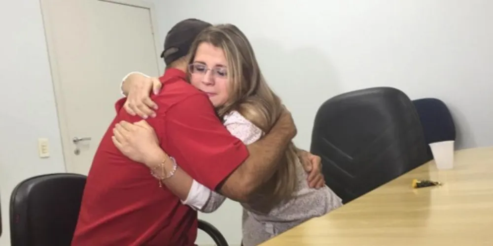 Imagem ilustrativa da imagem Jovem que passou a vida procurando o pai descobre que ele trabalha ao lado