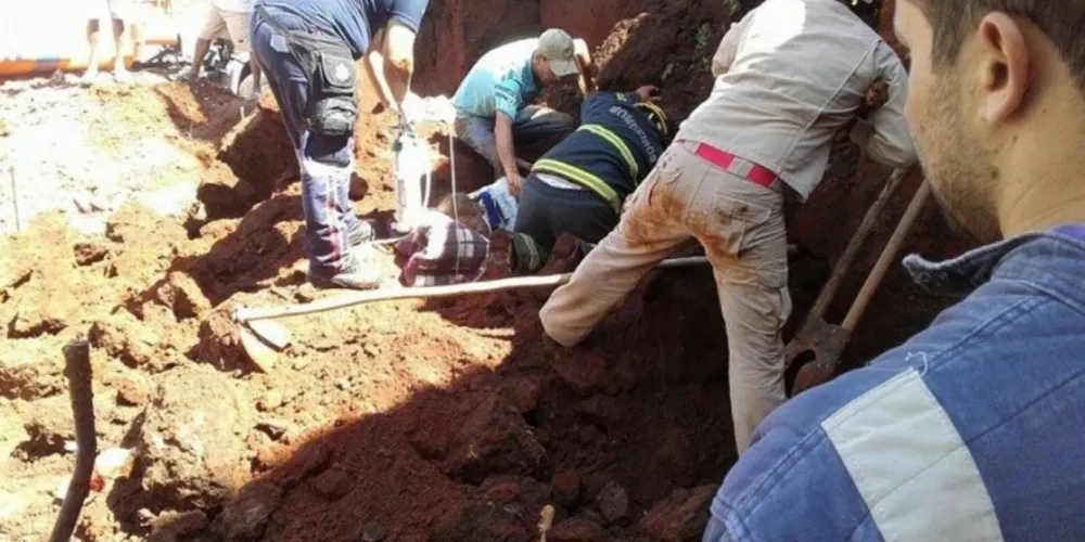 Imagem ilustrativa da imagem Resgate de pedreiro soterrado emociona moradores em Ibaiti