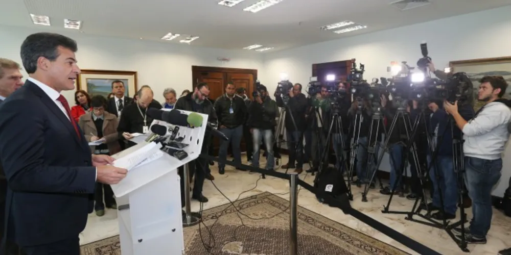 Imagem ilustrativa da imagem Richa anuncia medidas para conter crise no Paraná