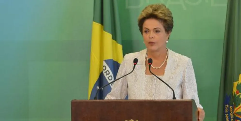 Imagem ilustrativa da imagem Dilma anuncia cortes e redução no salário de ministros
