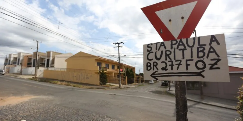 Imagem ilustrativa da imagem Moradores sinalizam desvios para auxiliar motoristas