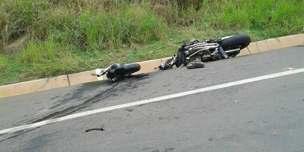 Imagem ilustrativa da imagem Motociclista 'entra em baixo de caminhão' e morre na hora