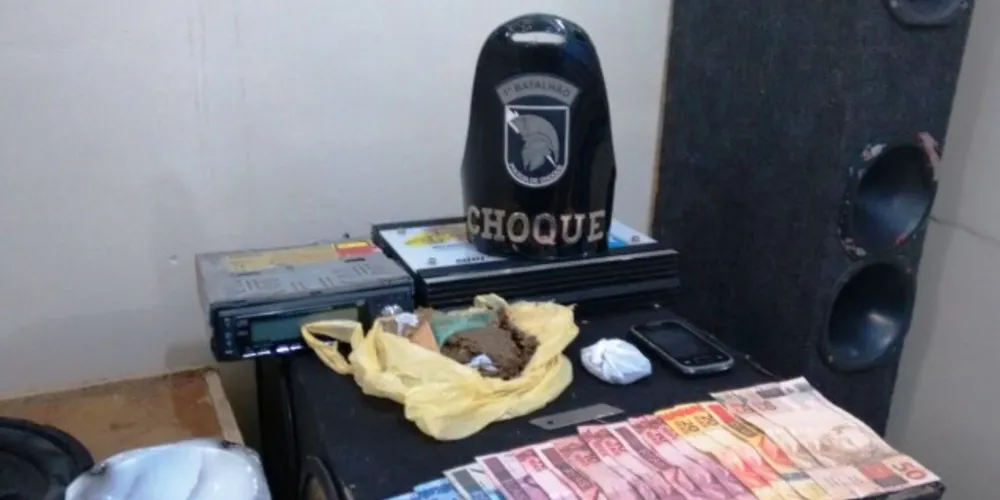 Imagem ilustrativa da imagem ‘Choque’ encontra tablete de maconha e apreende menores