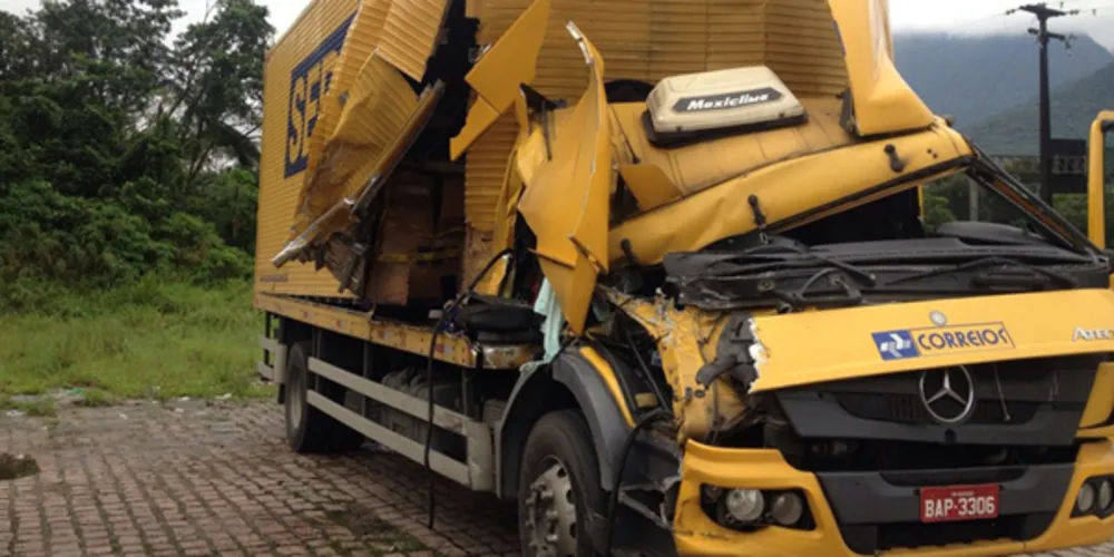 Imagem ilustrativa da imagem Caminhão dos Correios bate na traseira de outro na BR-376