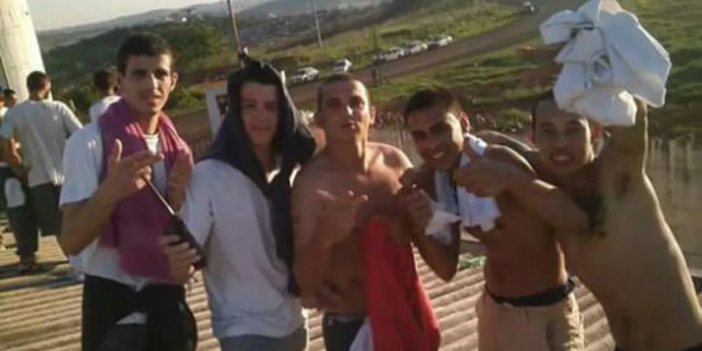 Imagem ilustrativa da imagem Presos tiram selfie durante rebelião em Londrina