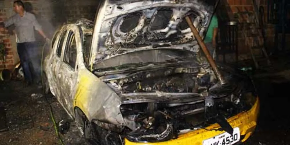 Imagem ilustrativa da imagem Viatura da PM é incendiada na região de Londrina