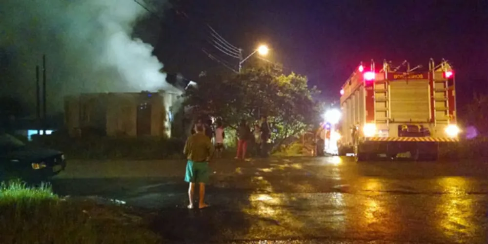 Imagem ilustrativa da imagem Filho incendeia casa e mãe desabafa: “Não quero mais vê-lo"