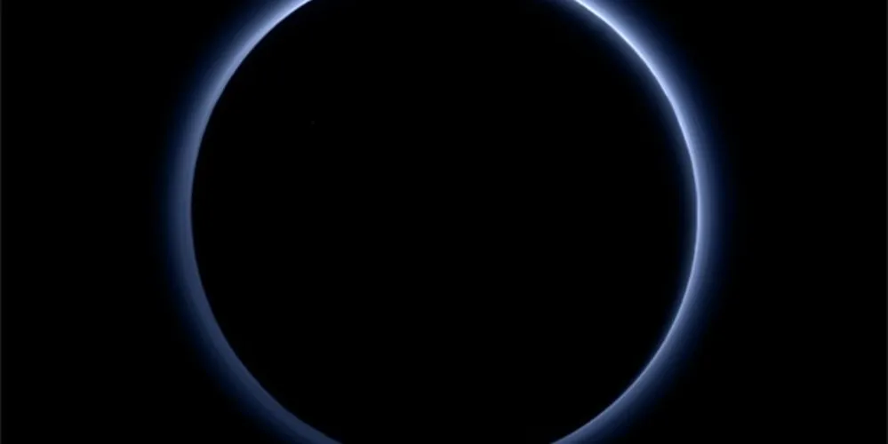 Imagem ilustrativa da imagem NASA descobre que Plutão tem céu azul e água gelada