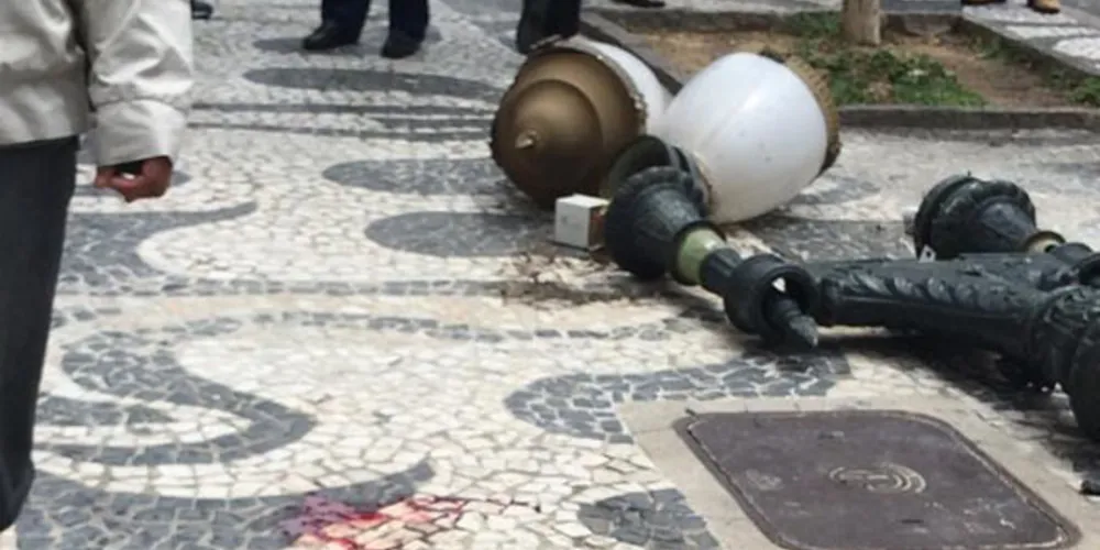 Imagem ilustrativa da imagem Poste com luminária cai e acerta cabeça de mulher em Curitiba