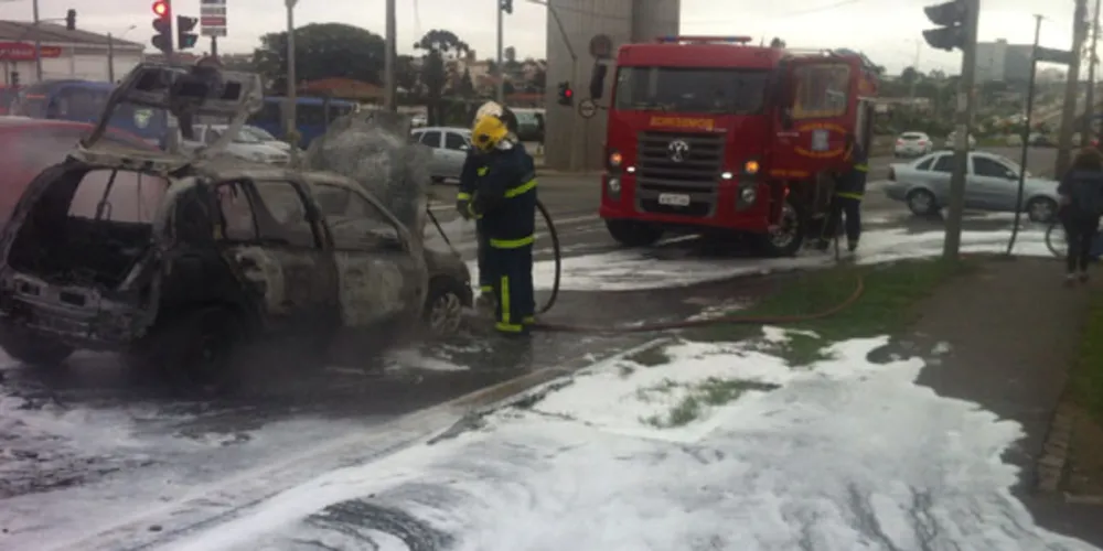 Imagem ilustrativa da imagem Carro pega fogo e deixa trânsito complicado em cruzamento