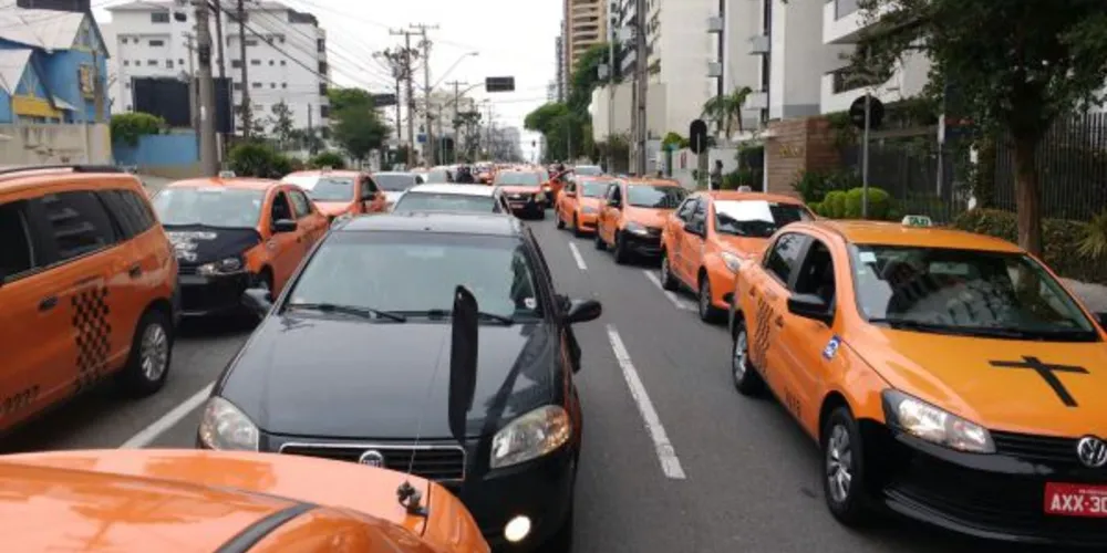 Imagem ilustrativa da imagem Após assassinato de colega, taxistas se reúnem para protestar