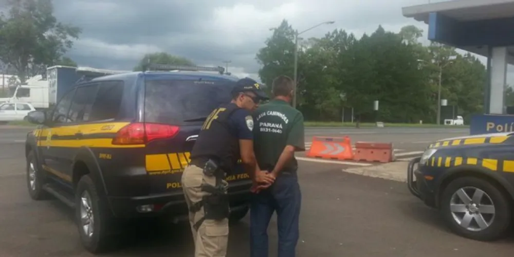 Imagem ilustrativa da imagem Homem exibe arma para outro motorista e é preso pela PRF 