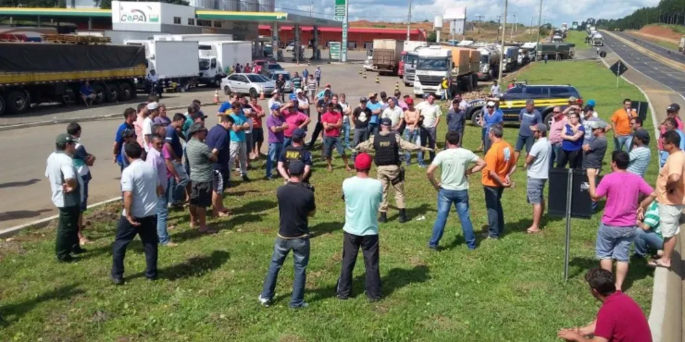 Imagem ilustrativa da imagem Protesto de caminhoneiros diminui após aumento de multa