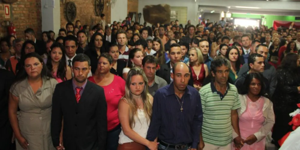 Imagem ilustrativa da imagem Casamento comunitário oficializa união de 127 casais