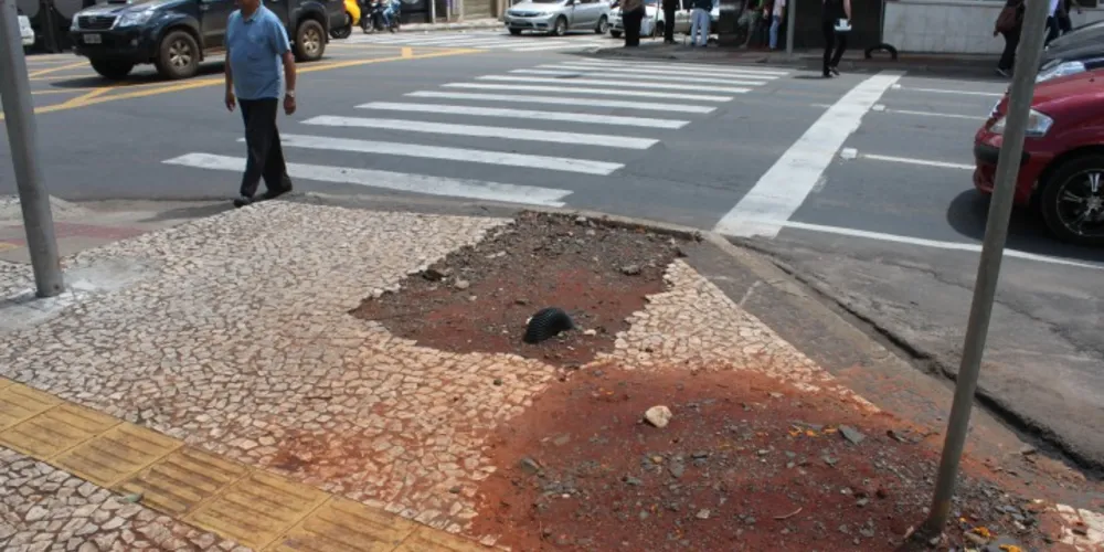 Imagem ilustrativa da imagem Buracos em calçadas representam riscos a pedestres