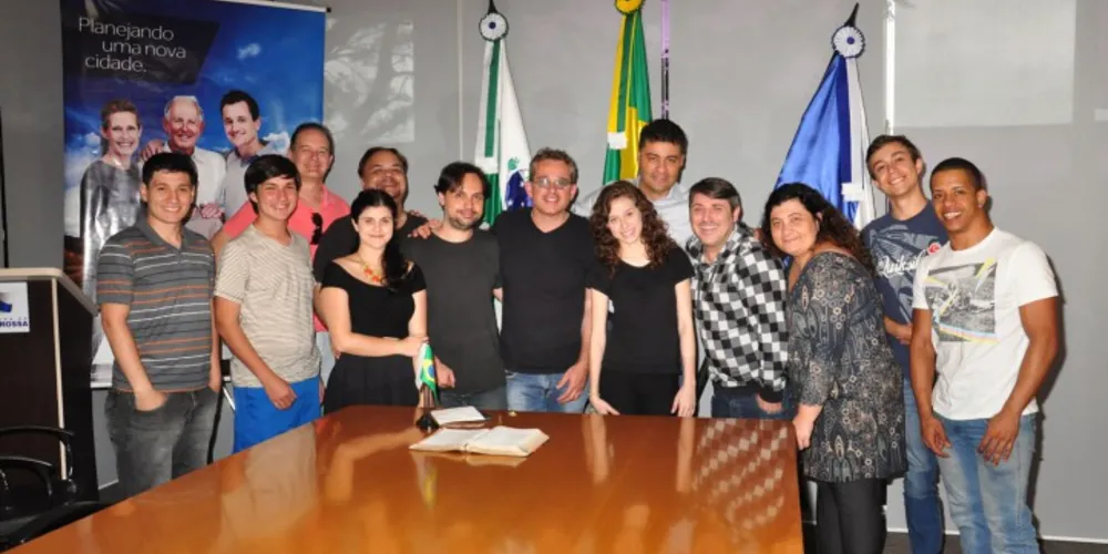 Imagem ilustrativa da imagem Prefeito recebe atores de PG que farão espetáculo de Natal