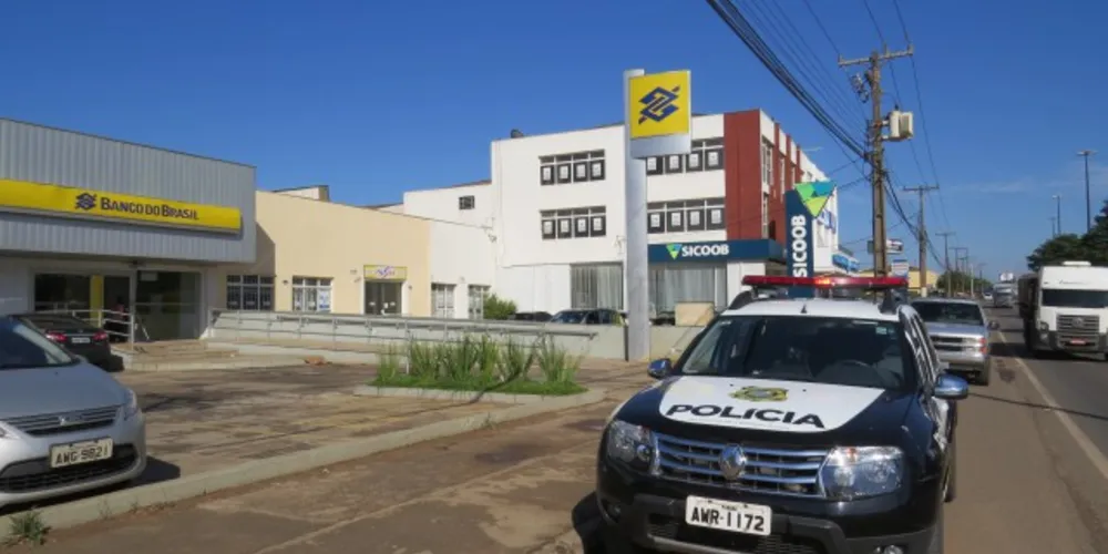 Imagem ilustrativa da imagem Bandidos invadem banco e fogem com armas de vigias