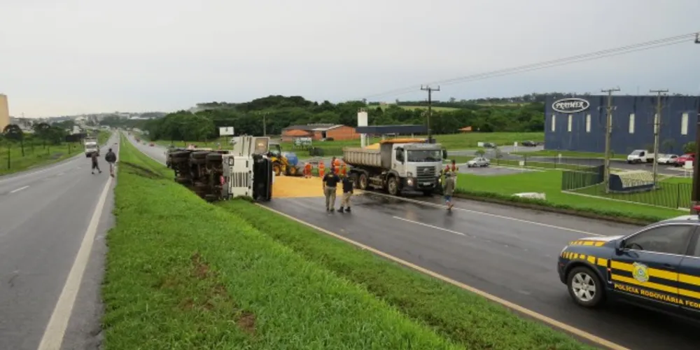 Imagem ilustrativa da imagem Caminhão de farelo tomba e bloqueia BR-376