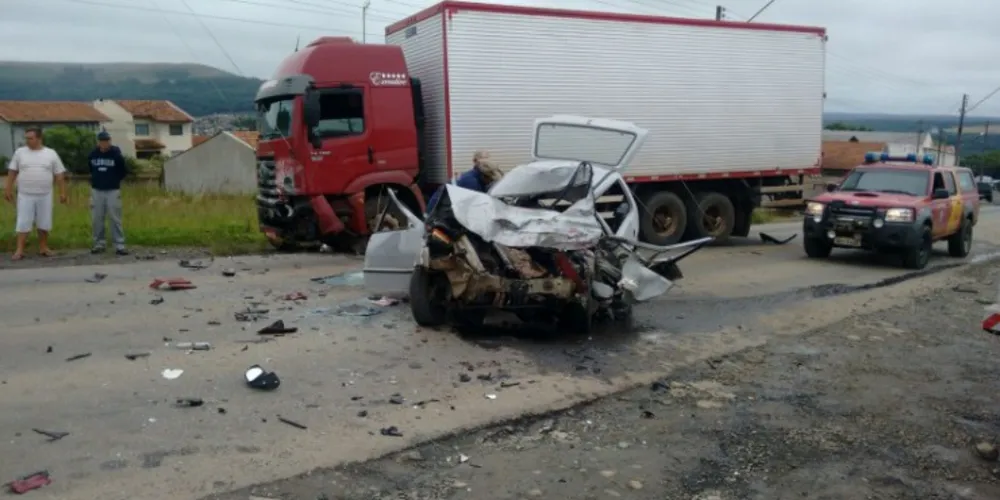 Imagem ilustrativa da imagem Carro bate contra caminhão e motorista morre em Irati