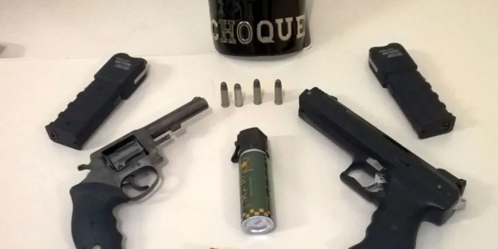 Imagem ilustrativa da imagem PM apreende armas de choque e revólver em PG