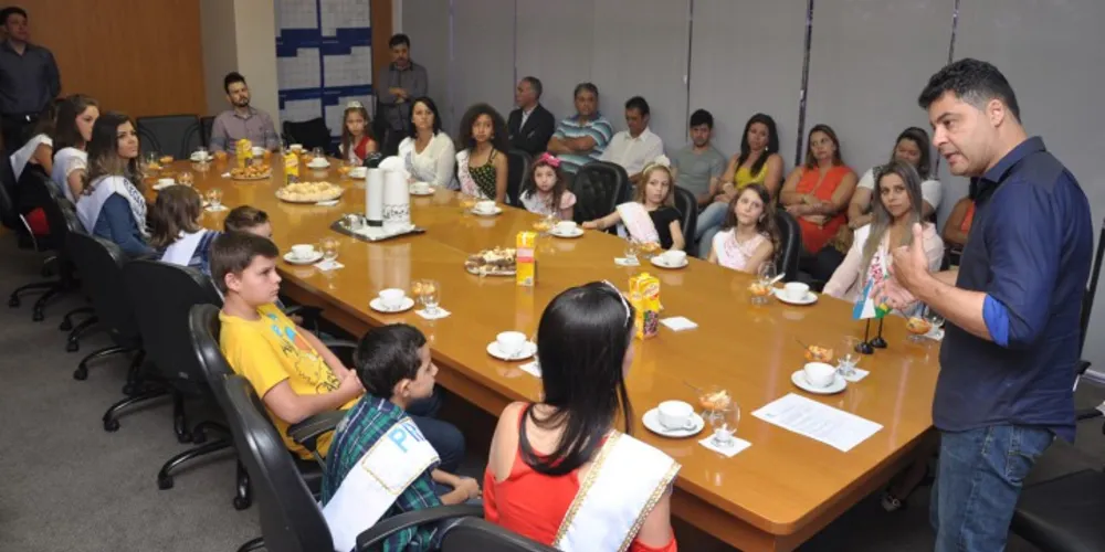 Imagem ilustrativa da imagem Prefeito recebe vencedoras do ‘Rainha dos Bairros 2015’