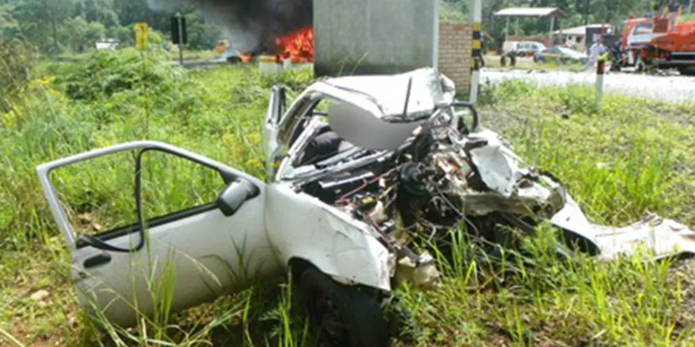 Imagem ilustrativa da imagem Motorista de carro morre e caminhão pega fogo na BR-153
