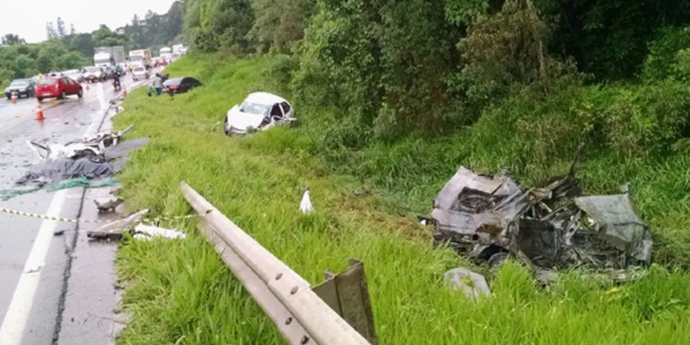 Imagem ilustrativa da imagem Carro invade pista contrária e motorista morre após incêndio