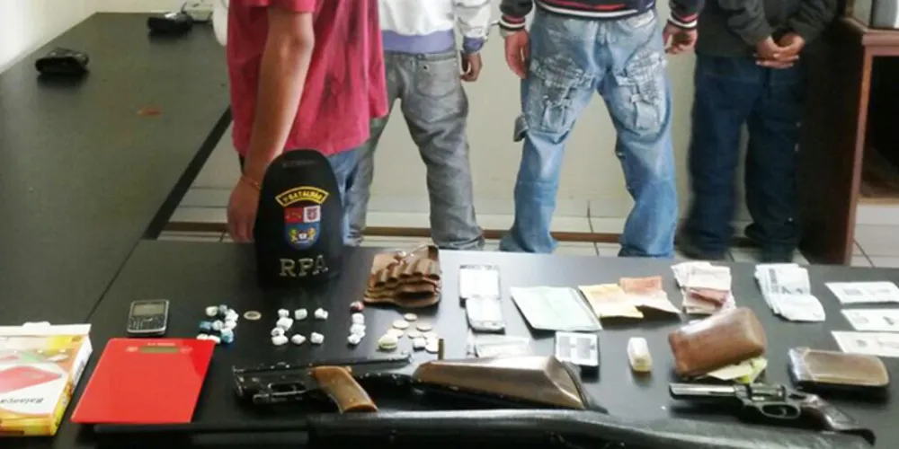 Imagem ilustrativa da imagem PM flagra grupo furando sinal e encontra arma em carro