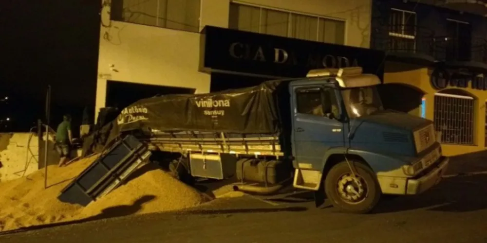 Imagem ilustrativa da imagem Caminhão desgovernado bate contra prédio em Irati
