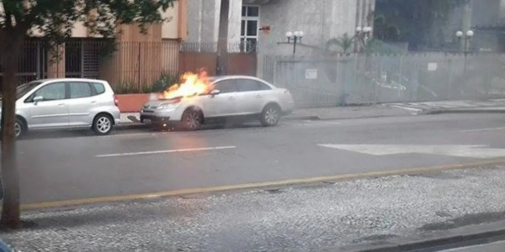 Imagem ilustrativa da imagem Carro pega fogo e assusta pedestres em Curitiba 