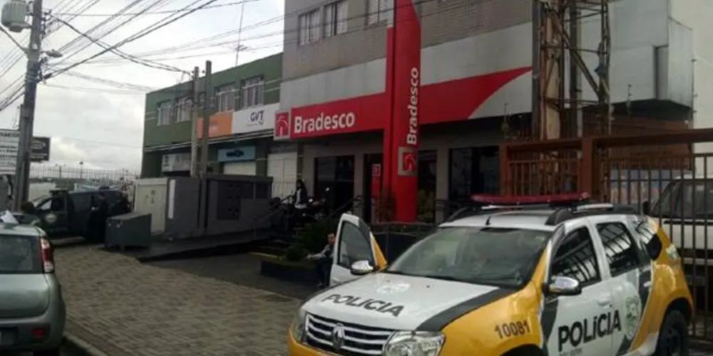 Imagem ilustrativa da imagem ‘Macumba’ em banco mobiliza Esquadrão Antibombas 