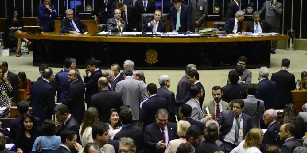 Imagem ilustrativa da imagem Congresso derrota governo e retoma voto impresso nas eleições