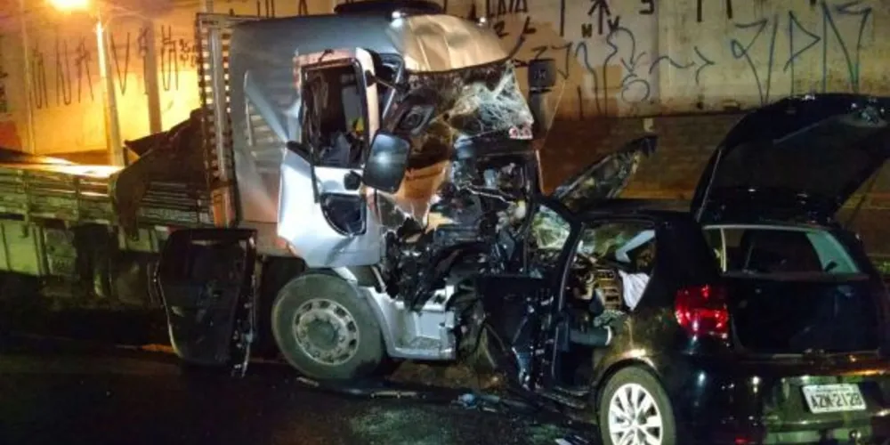 Imagem ilustrativa da imagem Caminhão cruza pista contrária e esmaga carro na BR-376