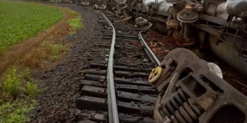 Imagem ilustrativa da imagem Trem carregado com diesel descarrila em Teixeira Soares