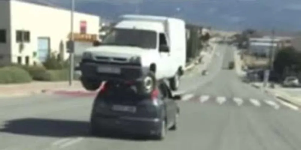 Imagem ilustrativa da imagem Dupla carrega minivan sobre carro e acaba presa na Espanha