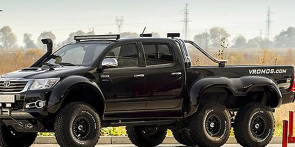 Imagem ilustrativa da imagem Empresa faz modificação off-road e cria Hilux com seis rodas