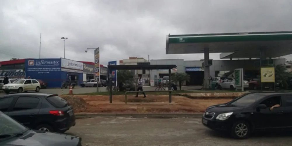 Imagem ilustrativa da imagem Jovem é baleado na frente de namorada em ponto de ônibus