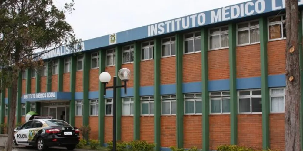 Imagem ilustrativa da imagem Carro bate de frente com caminhão e motorista morre