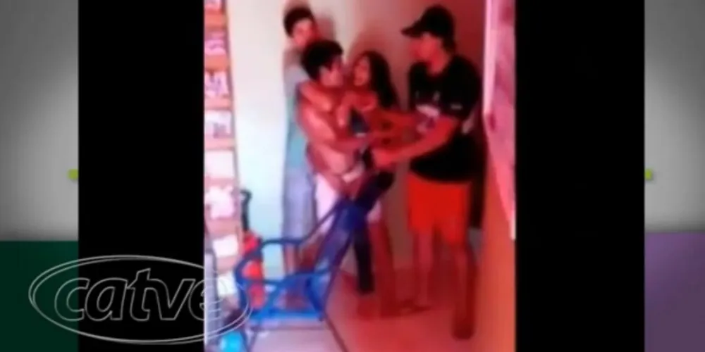 Imagem ilustrativa da imagem Mulher segura ladrão pelo pênis até chegada da polícia