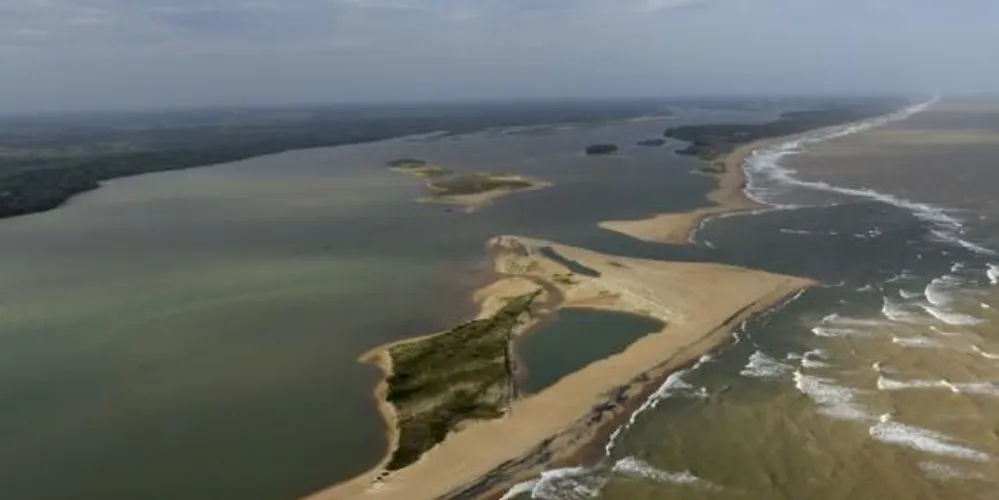 Imagem ilustrativa da imagem Lama de barragem chega ao mar e praias são interditadas no ES