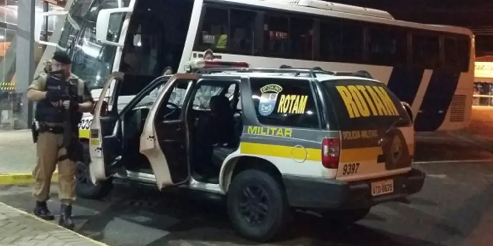 Imagem ilustrativa da imagem Homem é flagrado com 2 kg de maconha em ônibus de Irati