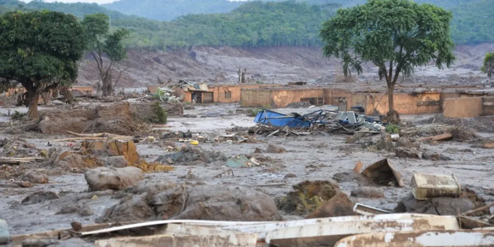 Imagem ilustrativa da imagem Sobe para 11 número de mortos após rompimento de barragens