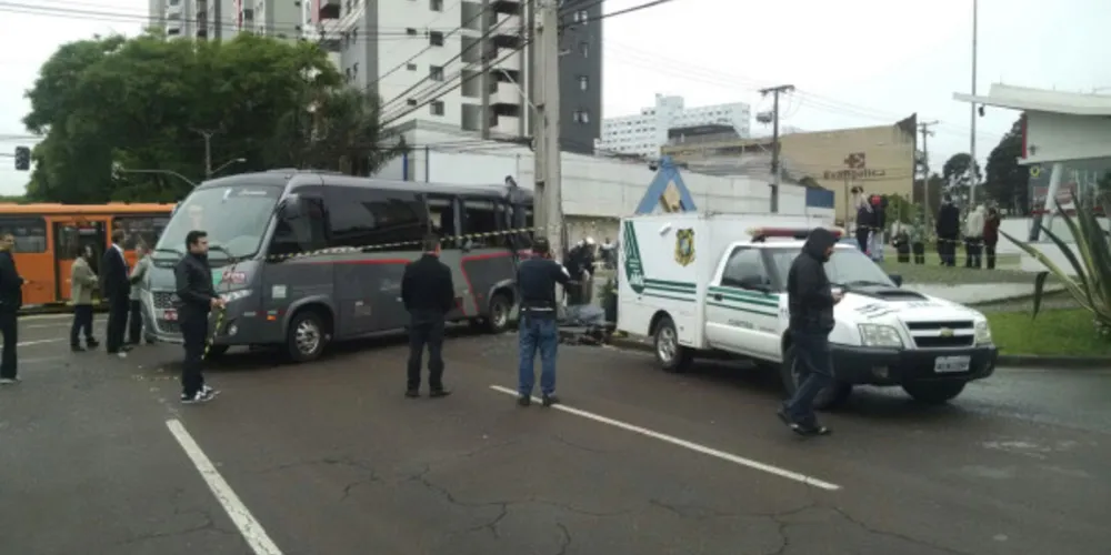 Imagem ilustrativa da imagem Colisão entre ônibus deixa um morto e 13 feridos em Curitiba
