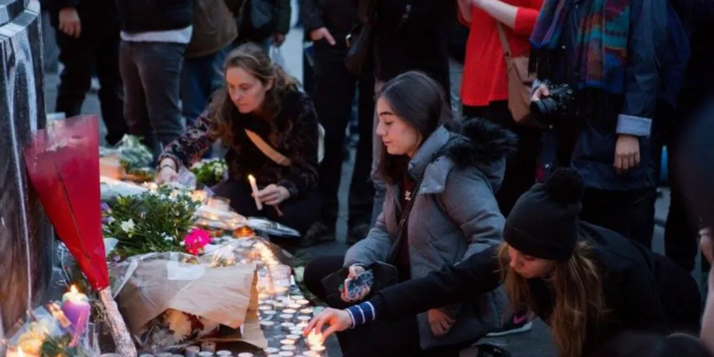 Imagem ilustrativa da imagem Identificados os 129 mortos dos ataques de sexta em Paris