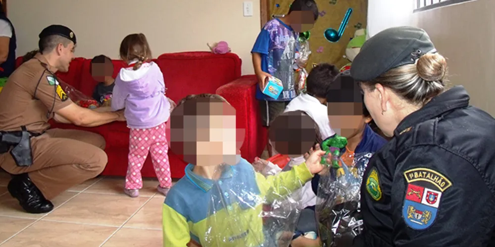 Imagem ilustrativa da imagem PM faz doação de doces e brinquedos para crianças